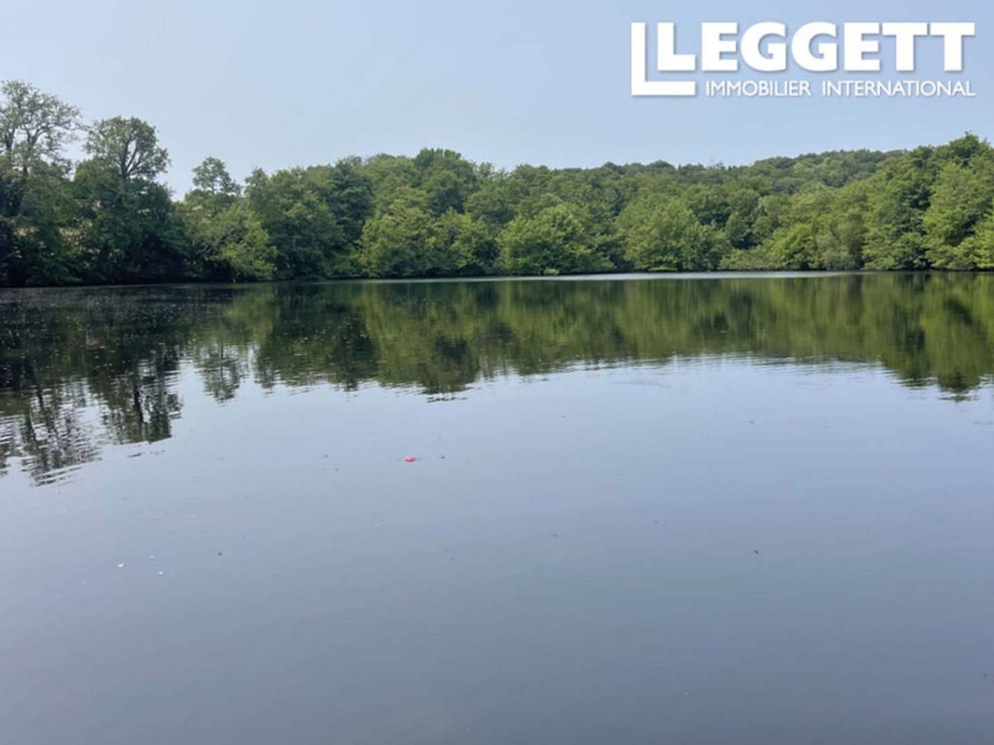 Etang privé de 300 ans, entouré de bois. Situé dans un cadre idyllique, propriété fermée.
