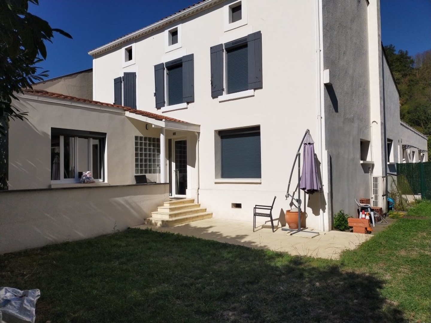 Venez découvrir cette charmante maison avec ces deux studios indépendants et sa piscine hors sol