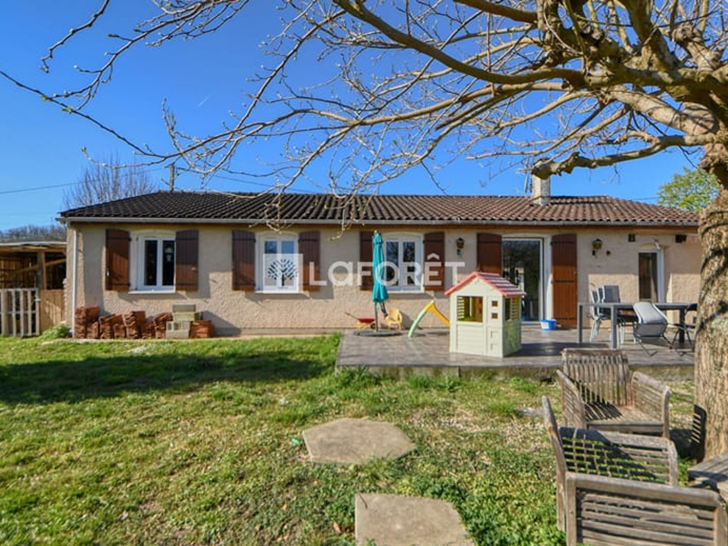 Maison T5 rénovée 125 m2 plain-pied 3 chambres + bureau terrain 1300 m2 piscinable