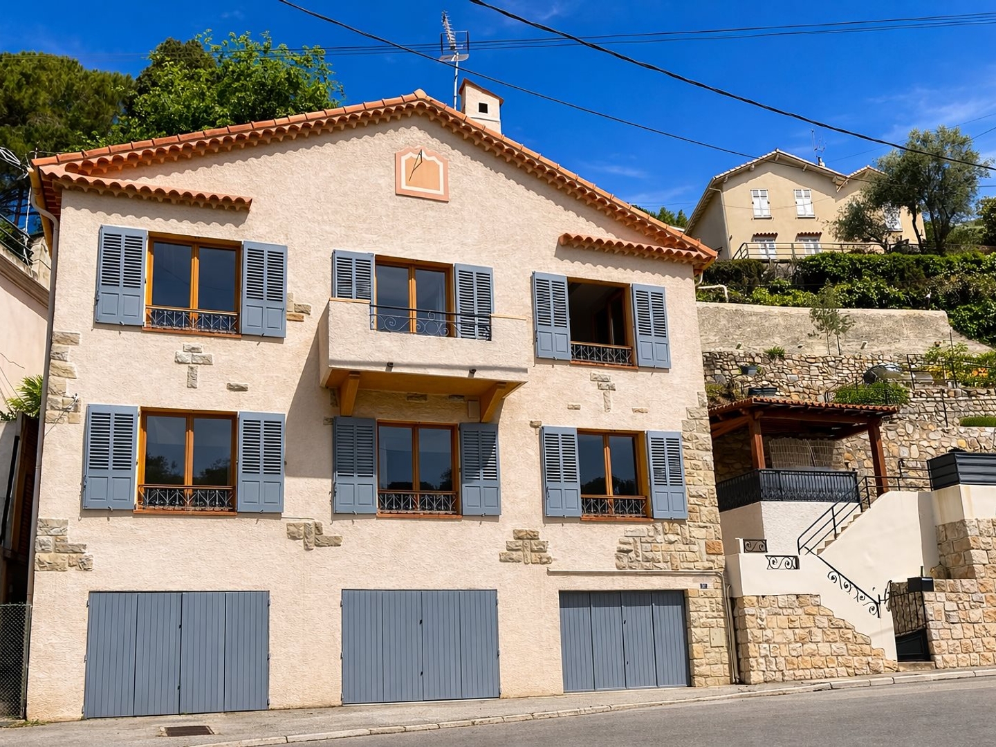 Maison mitoyenne détachée située juste au-dessus de la charmante et historique ville de Grasse, dans les collines de la Côte d'Azur, offrant de magnifiques vues sur la ville et jusqu'à la mer