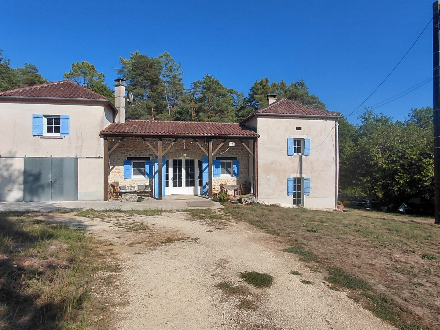 Propriété en pierre sur 3,5 hectares de terrain boisé en Périgord Vert