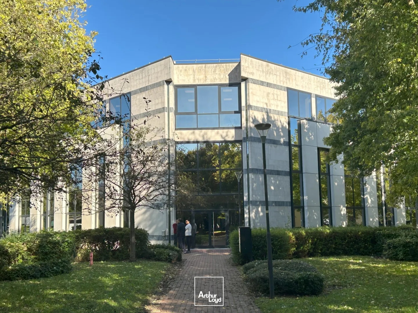 Locaux d'activité à vendre à Gennevilliers bureaux rénovés et transports