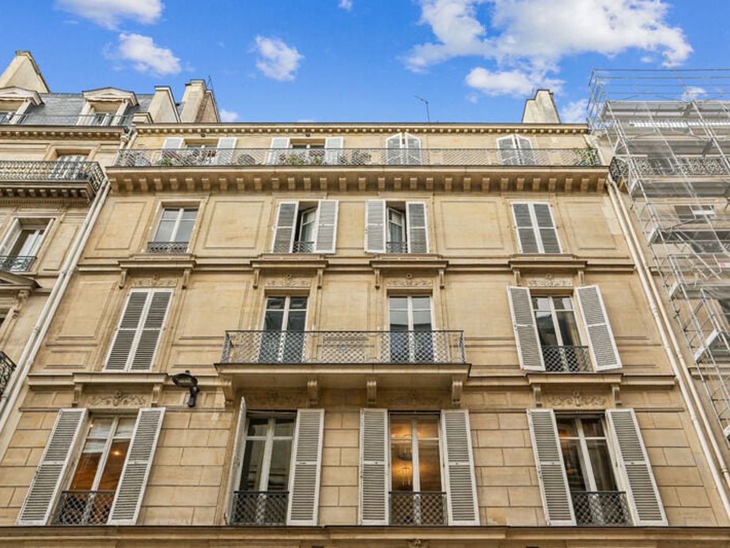 Bureaux avec espace extérieur, plein sud , à rénover