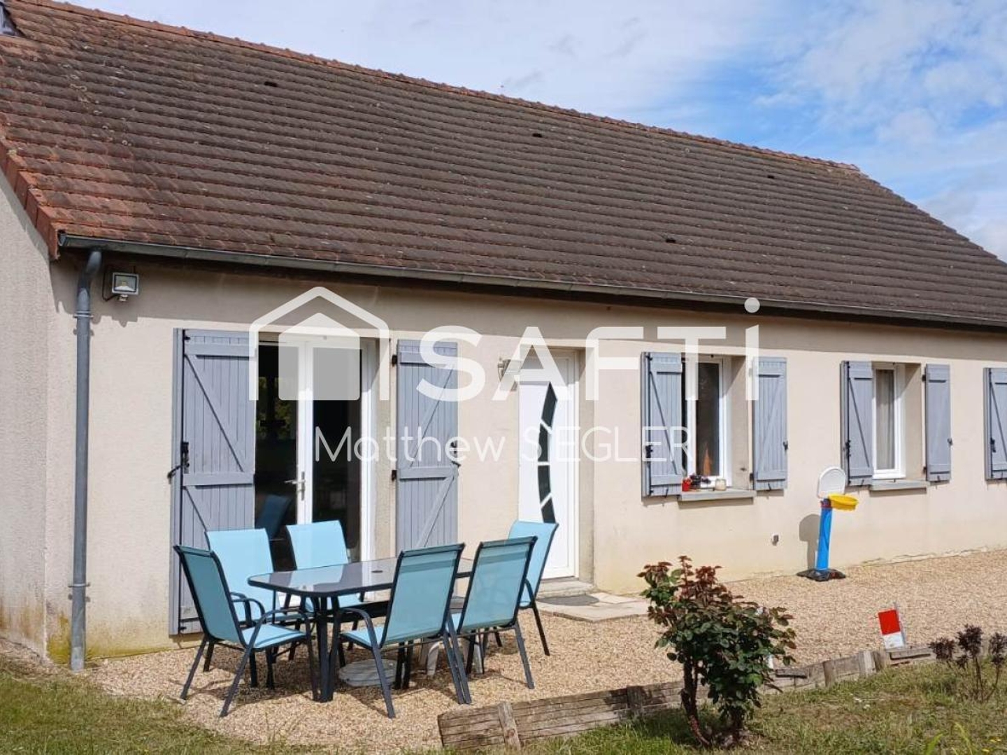 Découvrez cette charmante maison de 90 m², offrant calme, confort et un vaste terrain clos de 2 530 m².