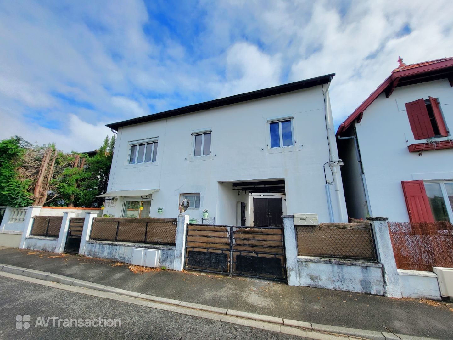 Immeuble avec 2 appartements + grand garage