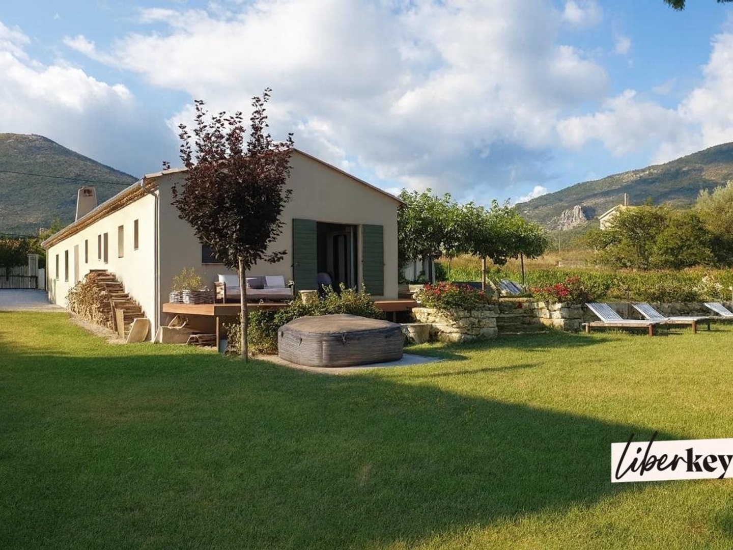 Maison à vendre - 4 pièces - 154m2 - La Roque-Esclapon (83840)