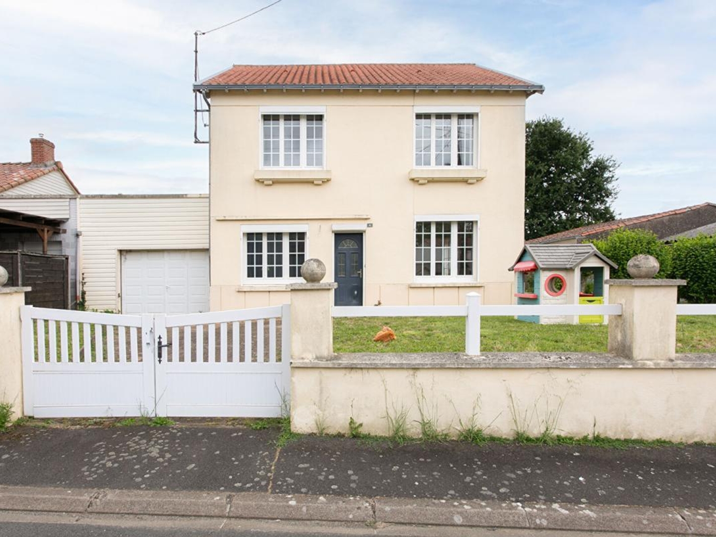 Maison Sèvremoine 5 P . 3 Chs . Bureau . 133.67 M² . T 315 M² . Garage