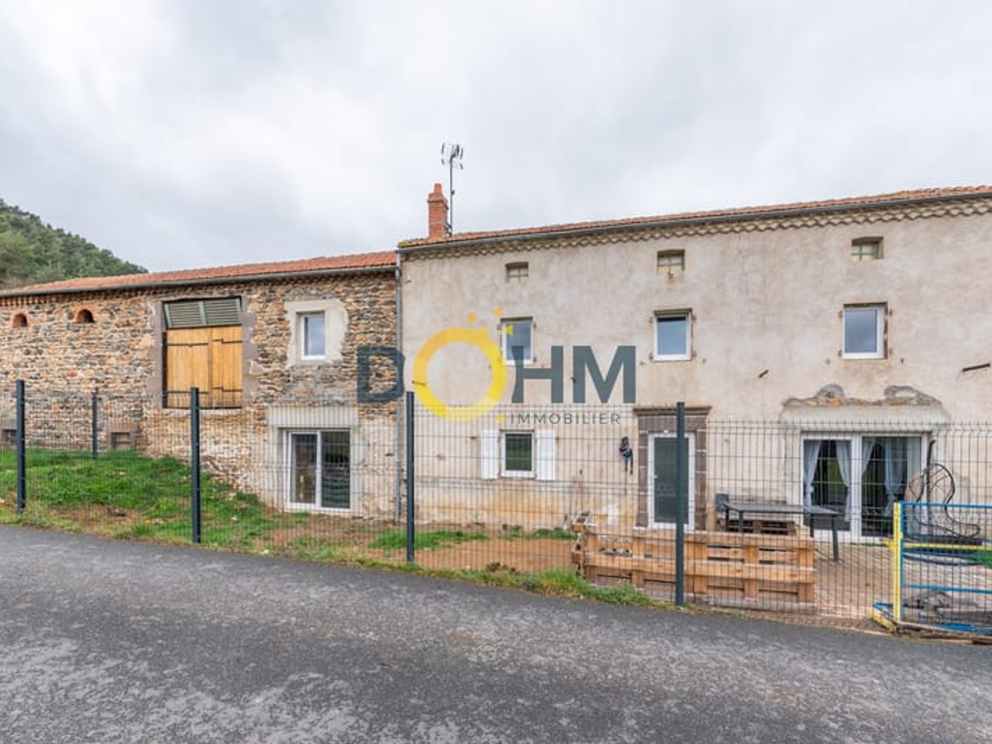 Maison rénovée de 130 m2 avec 5 chambres et grange attenante proche Langeac