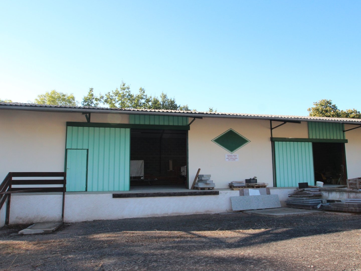 LA MACHINE, Hangar se stockage de près de 250 m2