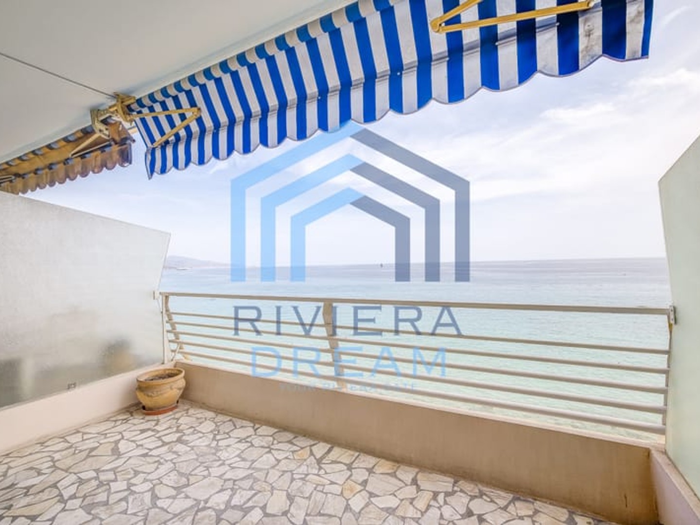 MENTON - Face a la mer, appartement type 3 avec terrasse, ca