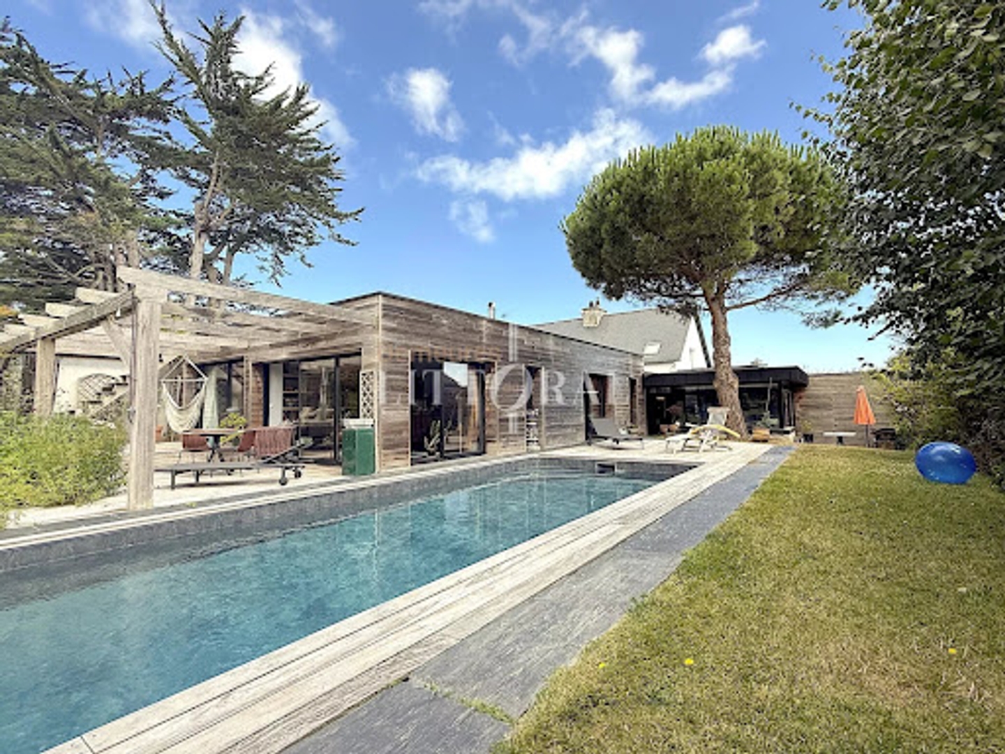 Maison 10 pièces 320 m²