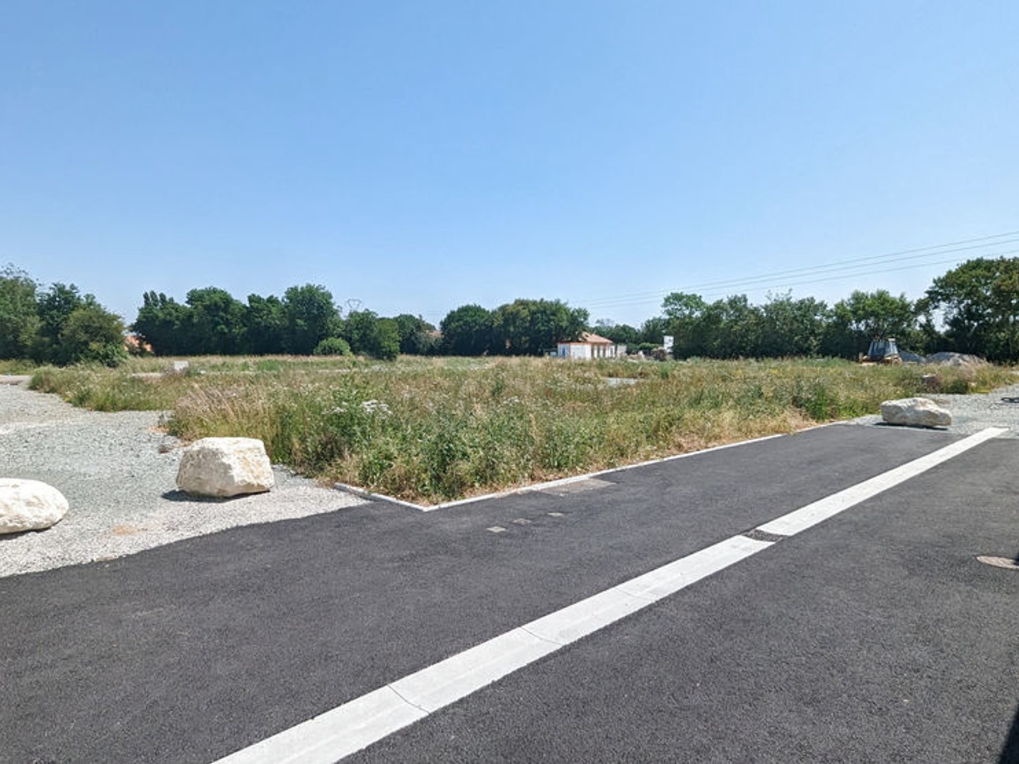 MAGNE / TERRAINS A VENDRE / POLE COMMERCES ET SERVICES PROCHE SUPER U ET FUTUR POLE SANTE