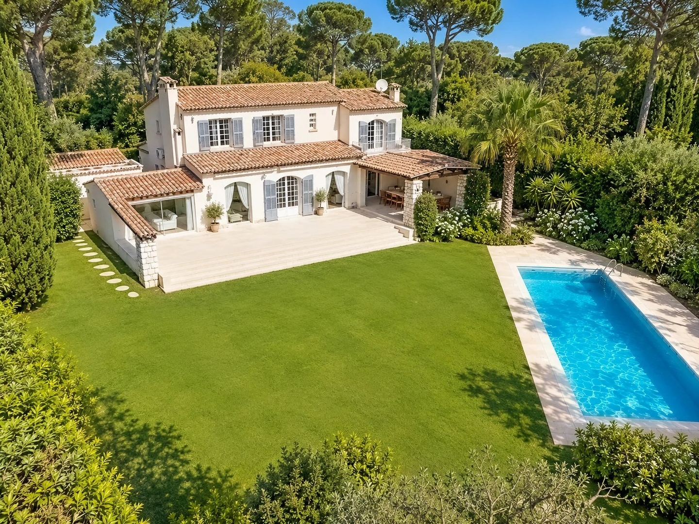Spacieuse villa avec jardin plat et piscine