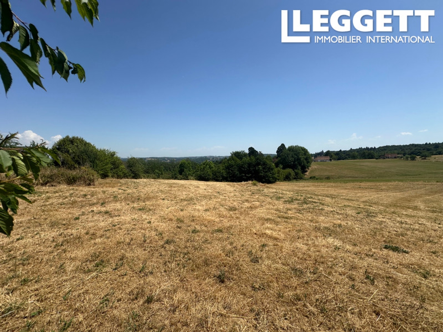 Magnifique terrain constructible d'une superficie de 8670m2, endroit calme avec vue panoramique.