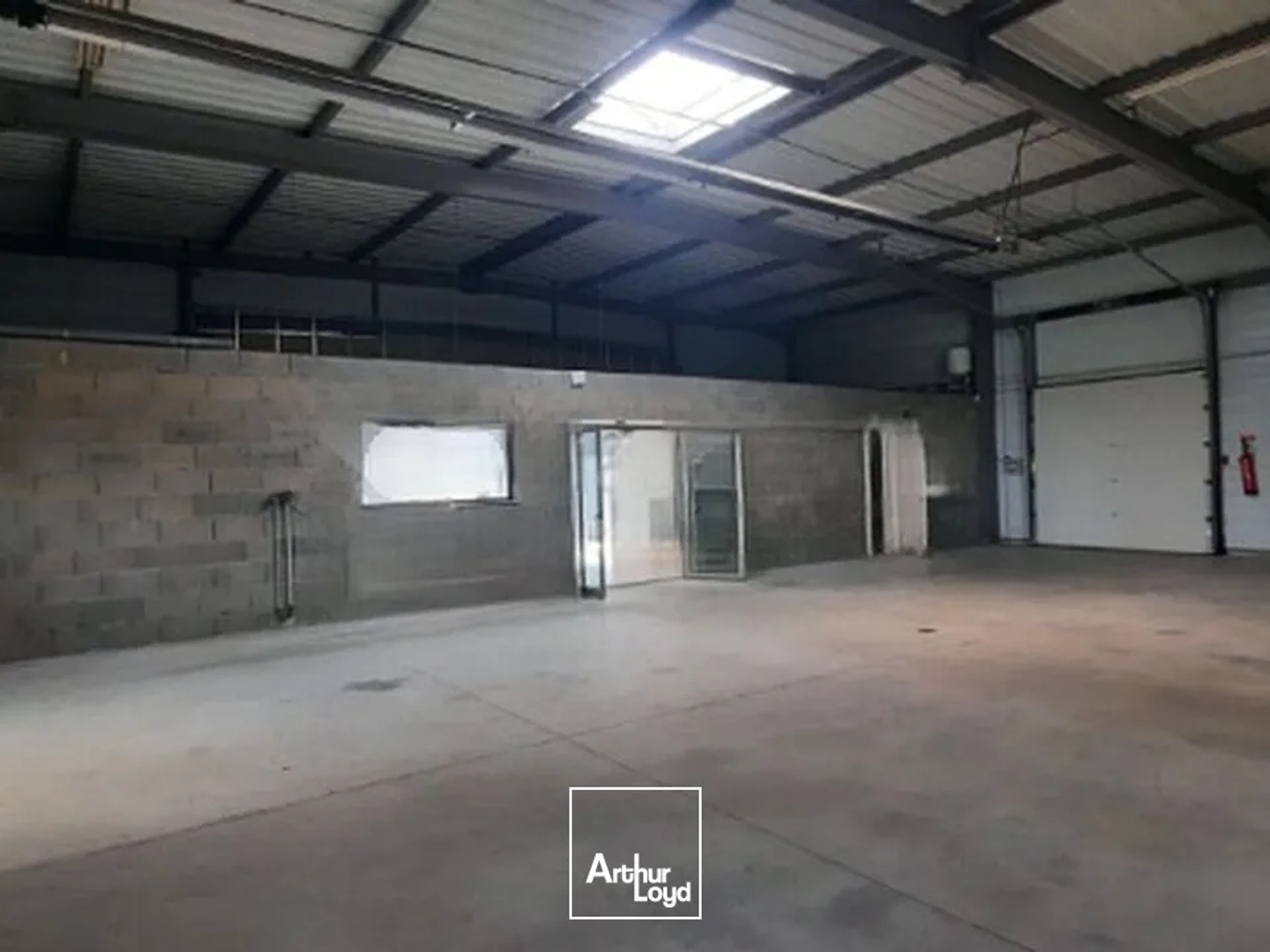À VENDRE : Local d'activités divisé en 2 lots réunissables à Boën-sur-Lignon