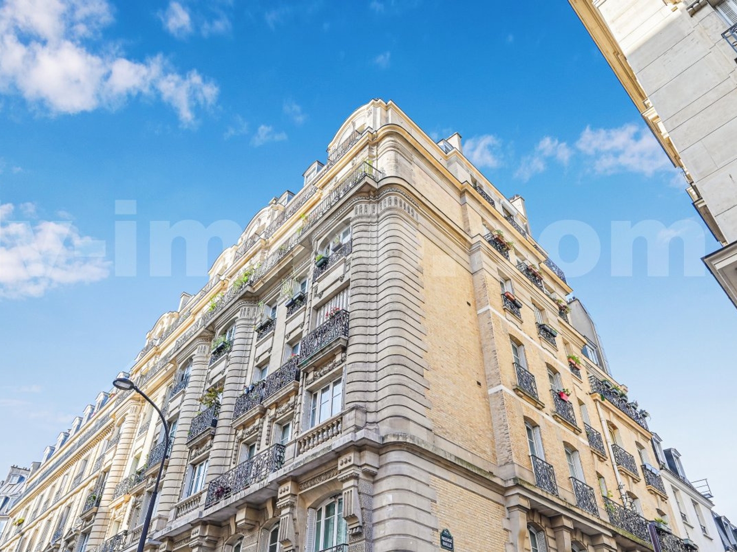 Paris XVIII - Mo La Chapelle/ M. Dormoy - Immeuble Haussmann
