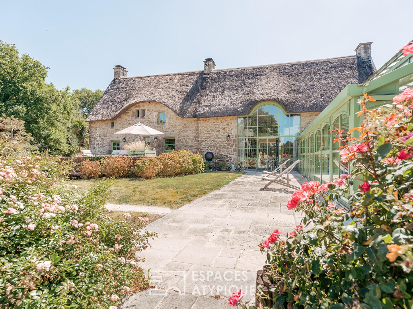 Propriété au charme intemporel avec piscine, étang et dépendance