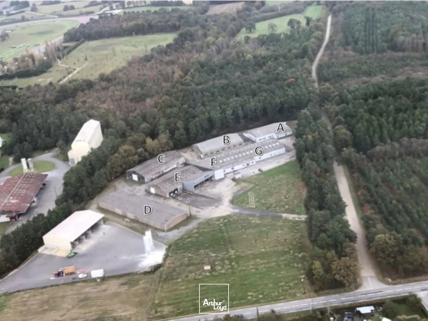 VENTE DE LOCAUX D'ACTIVITES D'ENVIRON 6 152 m² - QUESTEMBERT