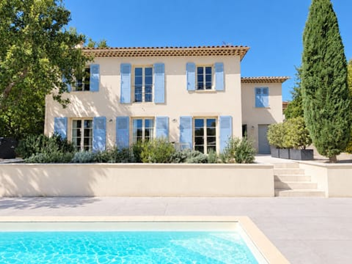 Villa type bastide vendue meublée, Sh 192m² , terrain de 1150m² , piscine.