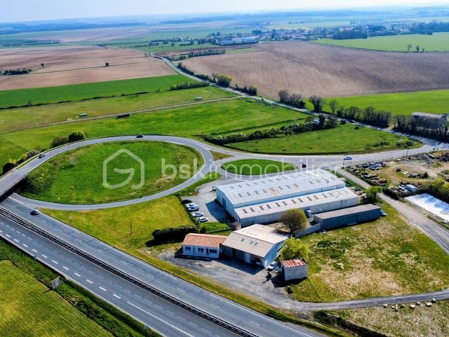 ENSEMBLE IMMOBILIER - VISIBILITÉ NATIONALE 11 - AXE STRATÉGIQUE NIORT / LA ROCHELLE