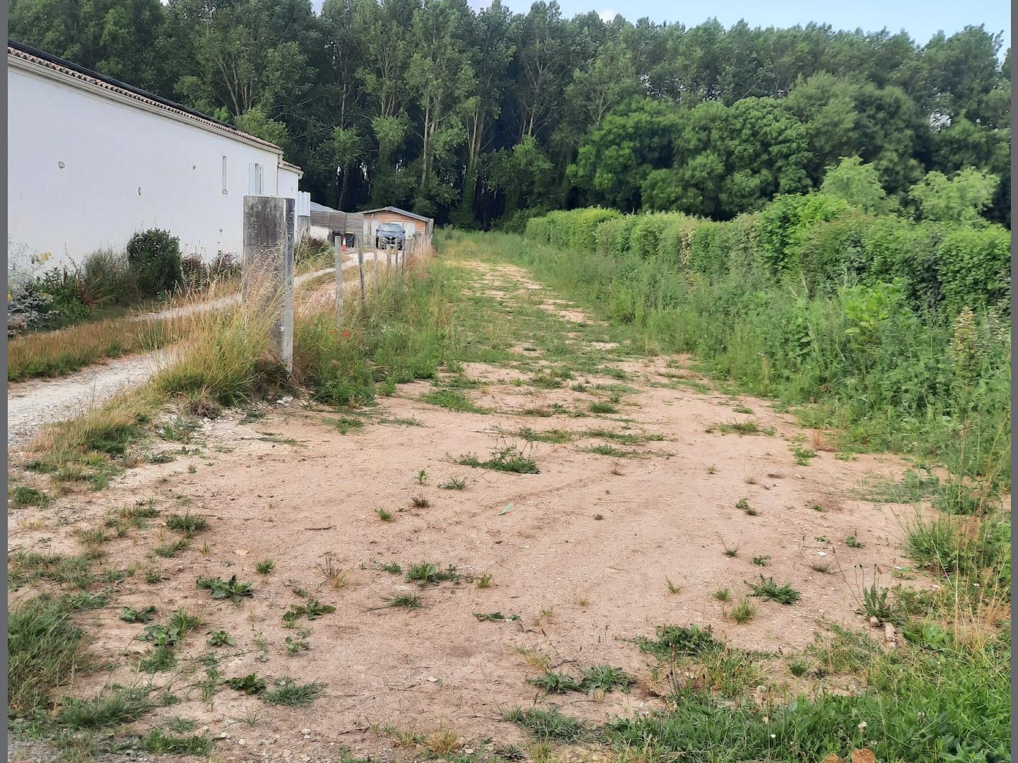 TERRAIN PLUS DE 1800 M²