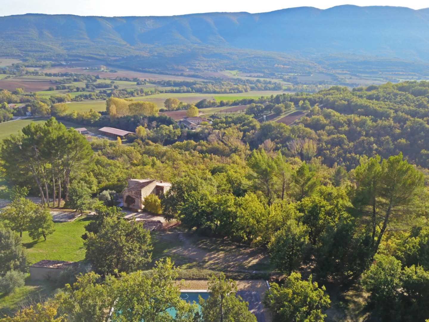 Ferme rénovée en position dominante sur 11 Ha face au Luberon