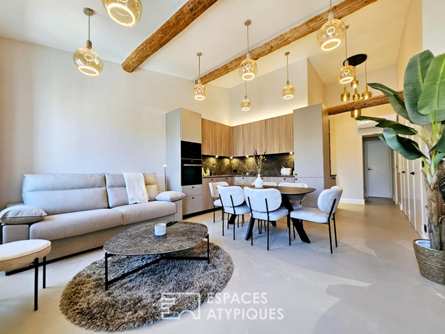 L'esprit cocon sous les toits : appartement de caractère et son grenier au coeur du Vieil Antibes