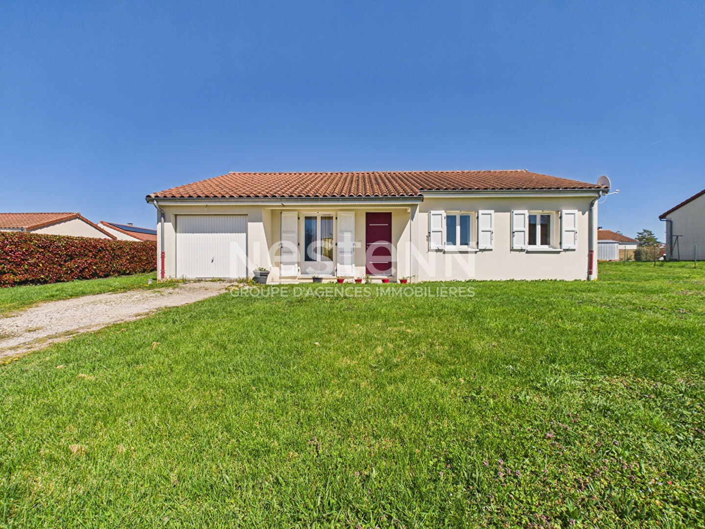 A vendre à Saint Paul des Landes, dans un quartier résidentiel, maison de plain-pied, construite en 2010 de type 5 d'une surface d'environ 100 m² avec jardin et garage.