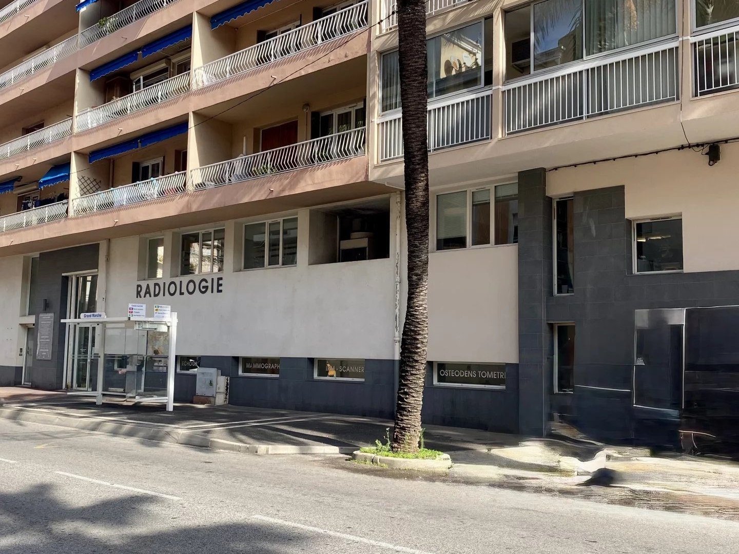 A VENDRE MURS COMMERCIAUX LOUES HYERES 1080 M2