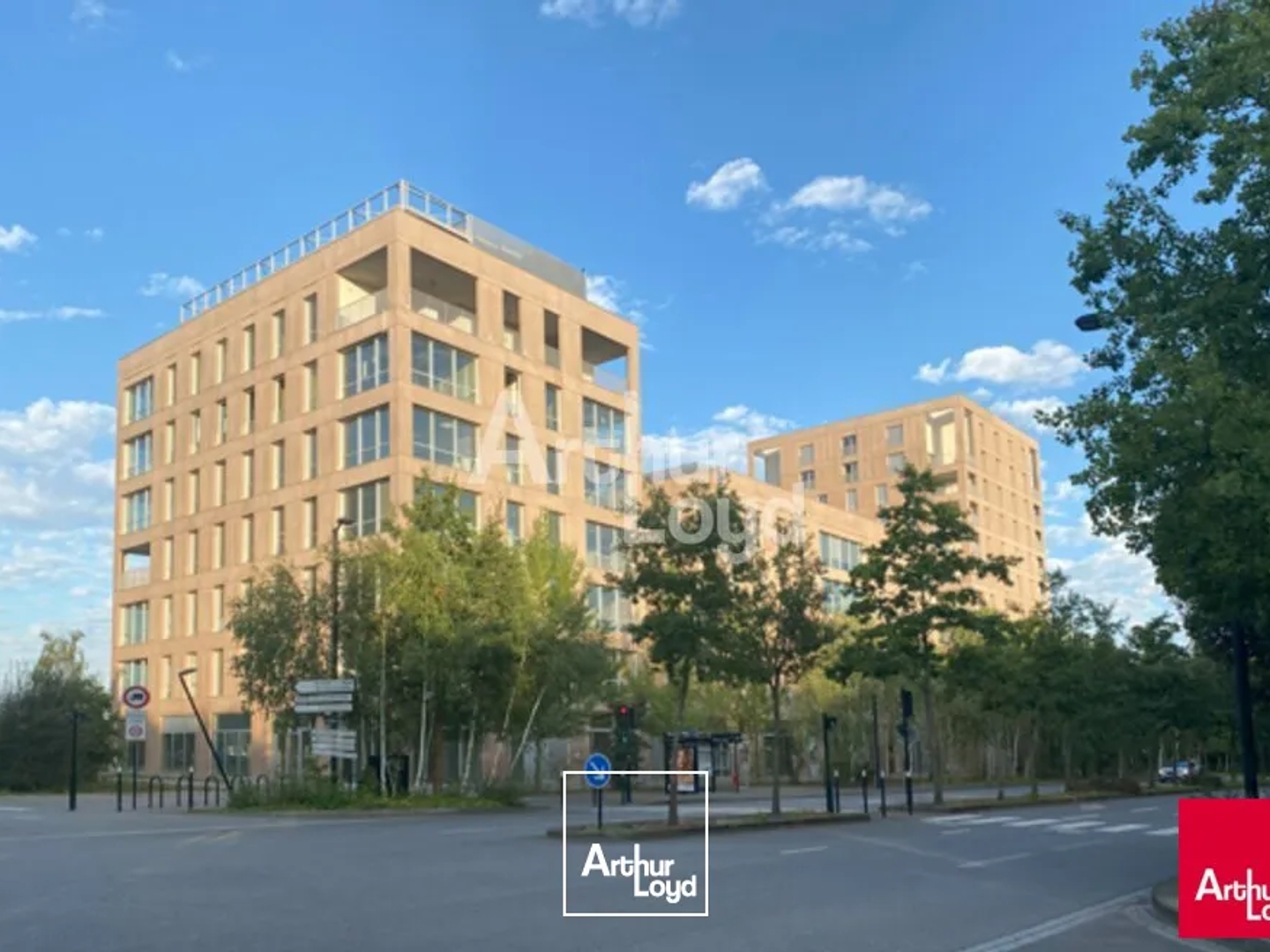 LA COURROUZE - IMMEUBLE NEUF - BUREAUX A LOUER