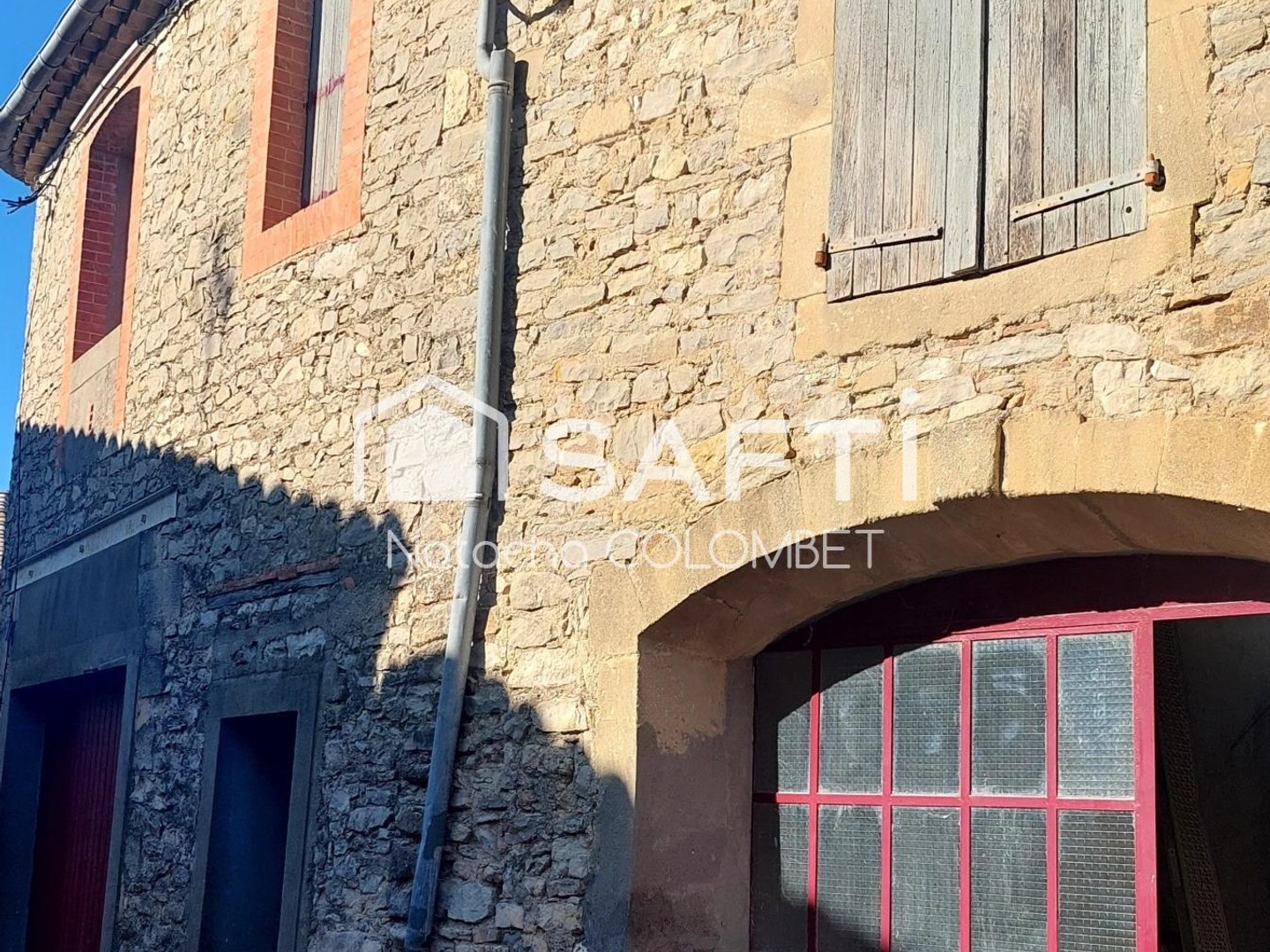 Bâtisse à fort potentiel avec terrasse tropézienne