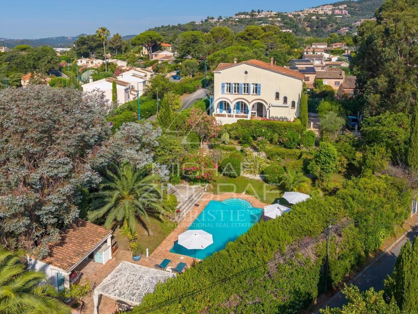 Vends villa - 372.91 m² - 12 pièces, 7 chambres - Mandelieu-la-Napoule 06210