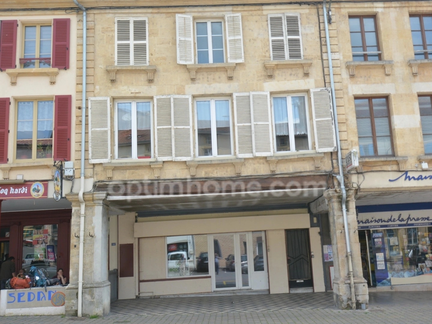 EXCLUSIVITÉ - STENAY CENTRE - VASTE APPARTEMENT SUR PLUSIEURS NIVEAUX AVEC GRANDE SURFACE EN REZ-DE-CHAUSSÉE À TRANSFORMER