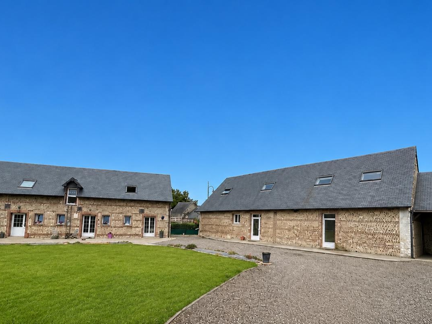 ENSEMBLE IMMOBILIER DE DEUX BATISSES , sur Bénouville