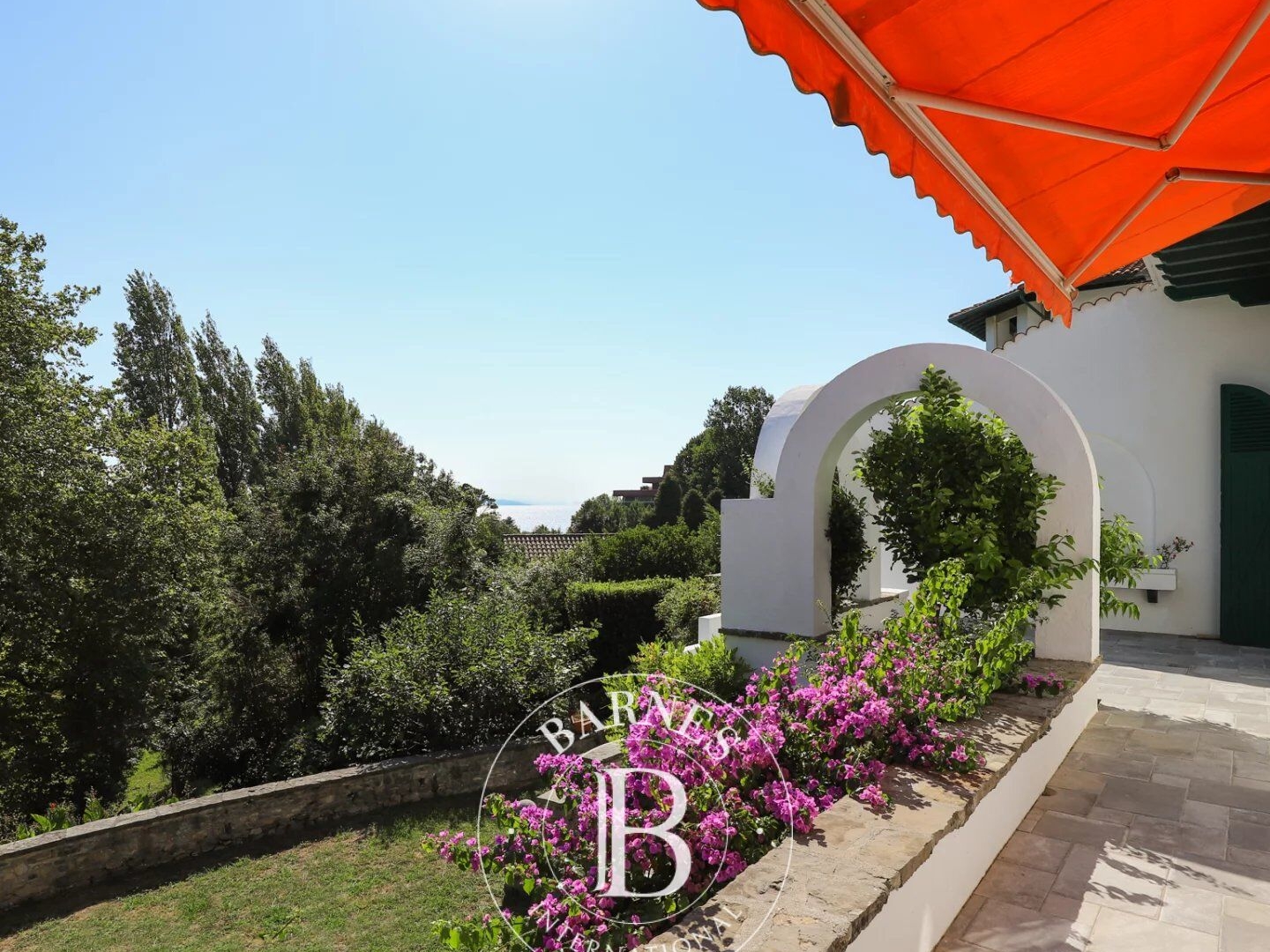 BIARRITZ, HAUTS DE BEAURIVAGE, TRES BEL APPARTEMENT AVEC GARAGE, JARDIN ET APERCU MER