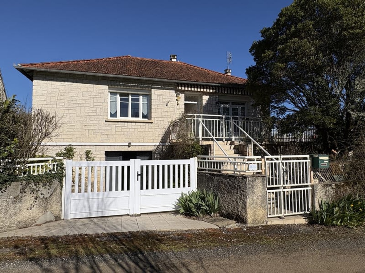 JOLIE MAISON EN PIERRE DANS UN CADRE PAISIBLE ET AGREABLE