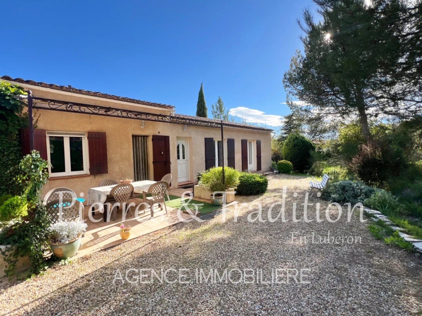 Luberon, maison de plain pied avec grand jardin entre Gargas et Roussillon