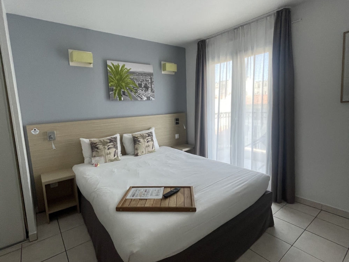 Exclusif Nice Magnan Beau studio avec terrasse et piscine à 50 mères de la promenade des anglais.