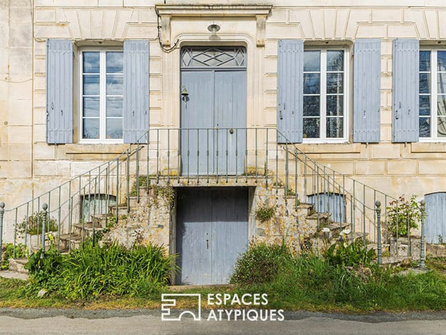 Maison ancienne de charme avec terrasse sur pilotis et jardin bucolique