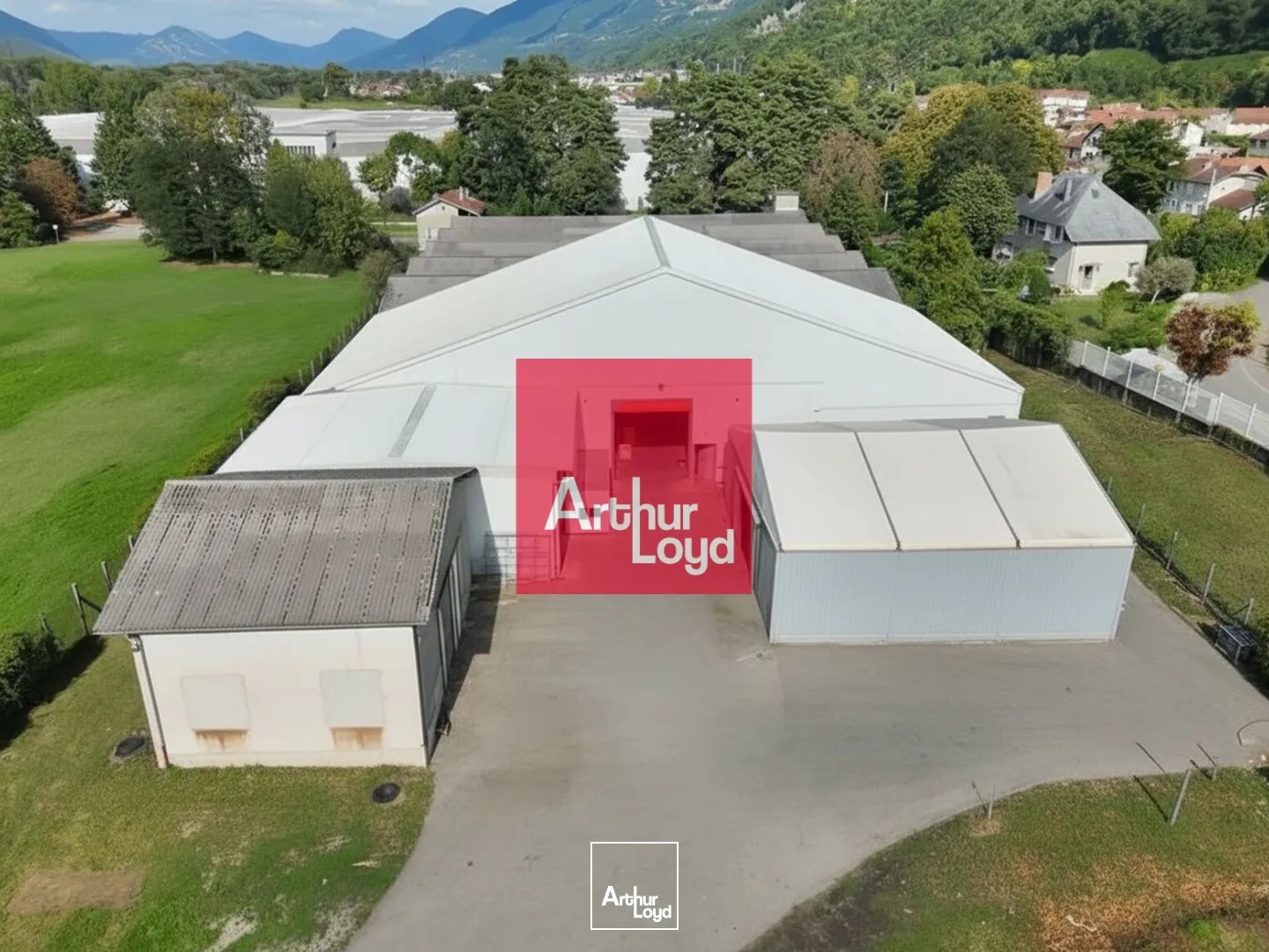 Entrepôt à vendre à Froges 3220 m2 sur terrain clos avec accès routier
