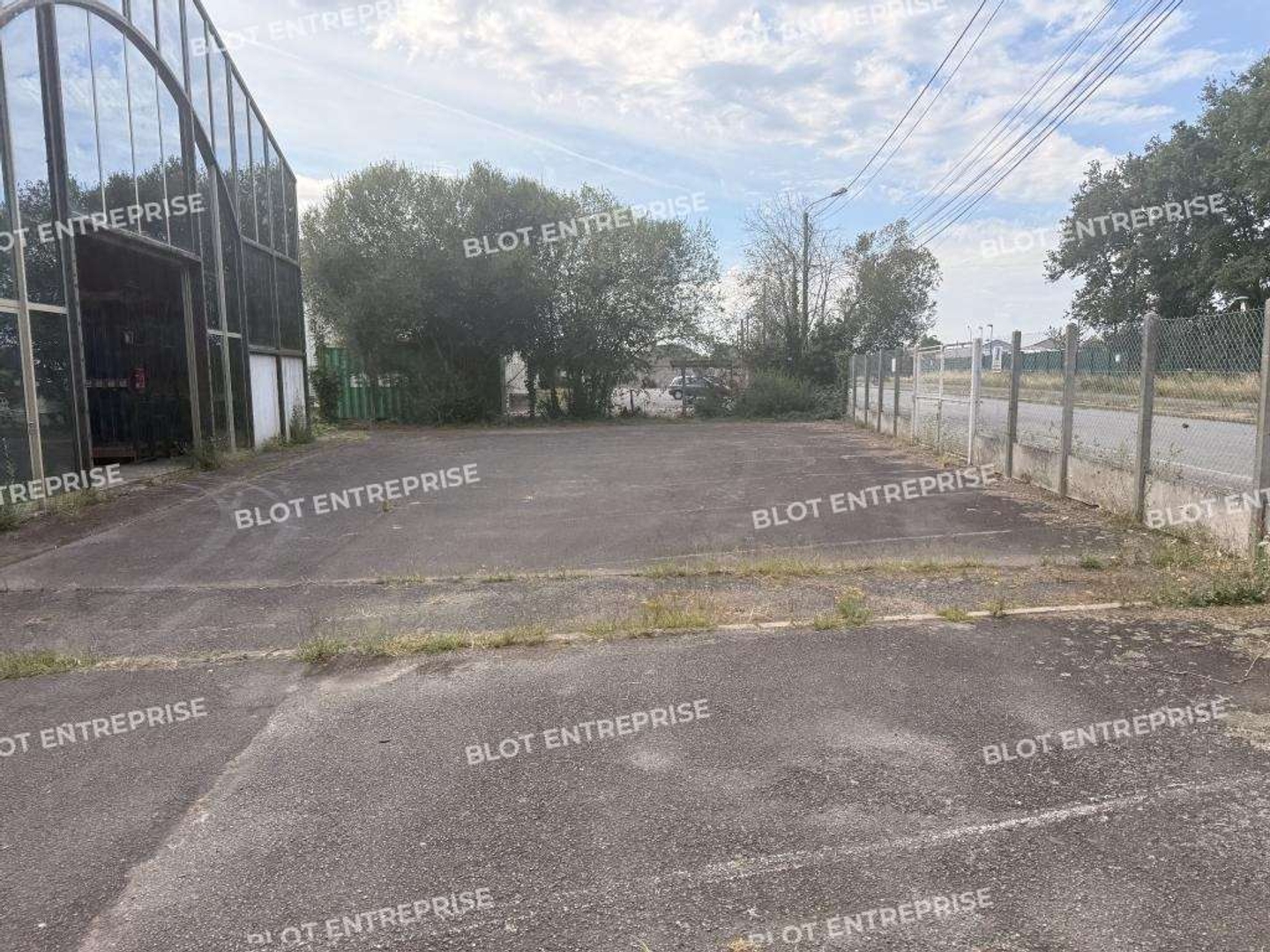A VENDRE - BATIMENT INDUSTRIEL 1500 m² BRUZ