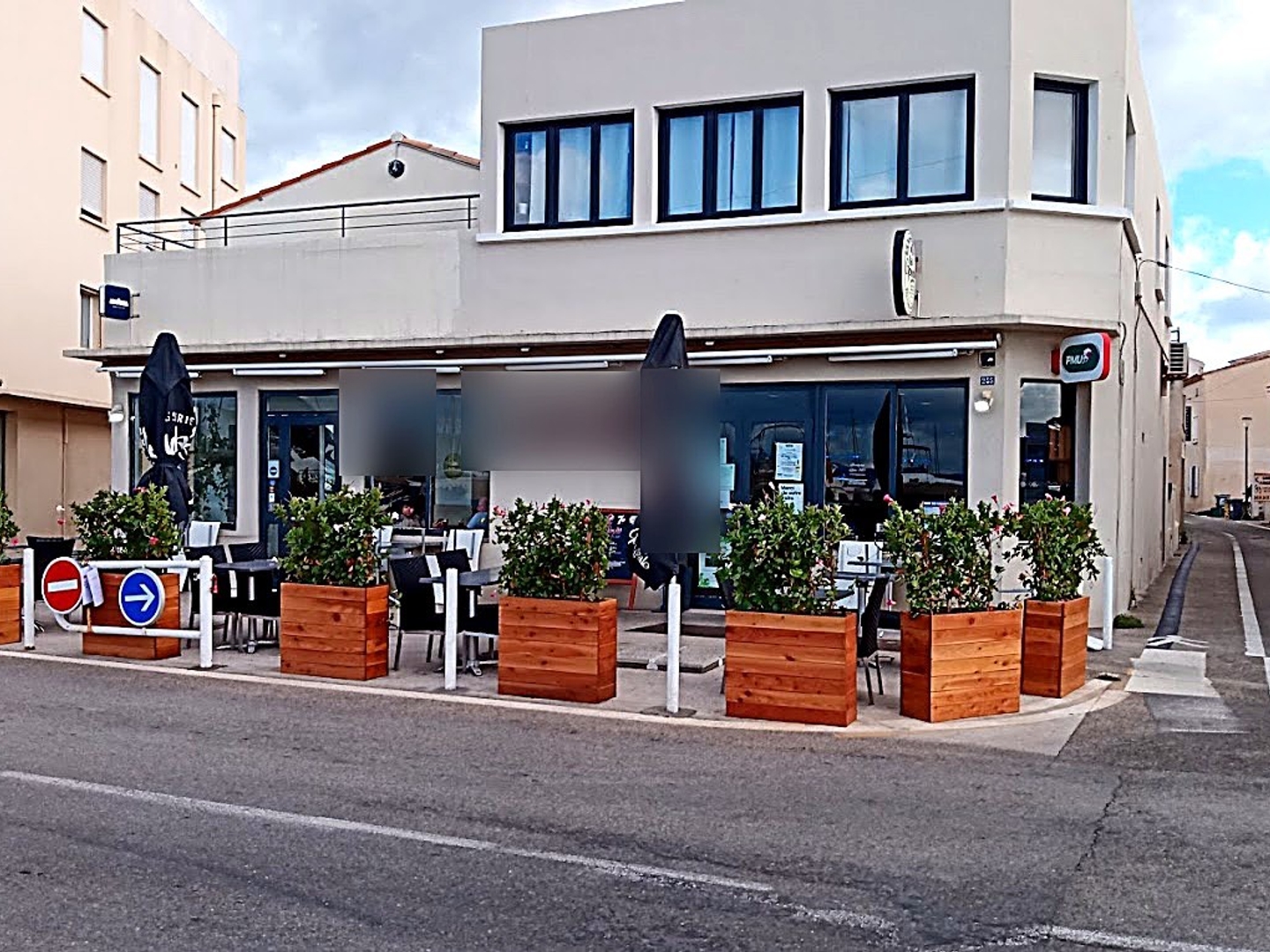 Six-fours les plages magnifique Bar restaurant les pieds dans l'eau de 188 M2
