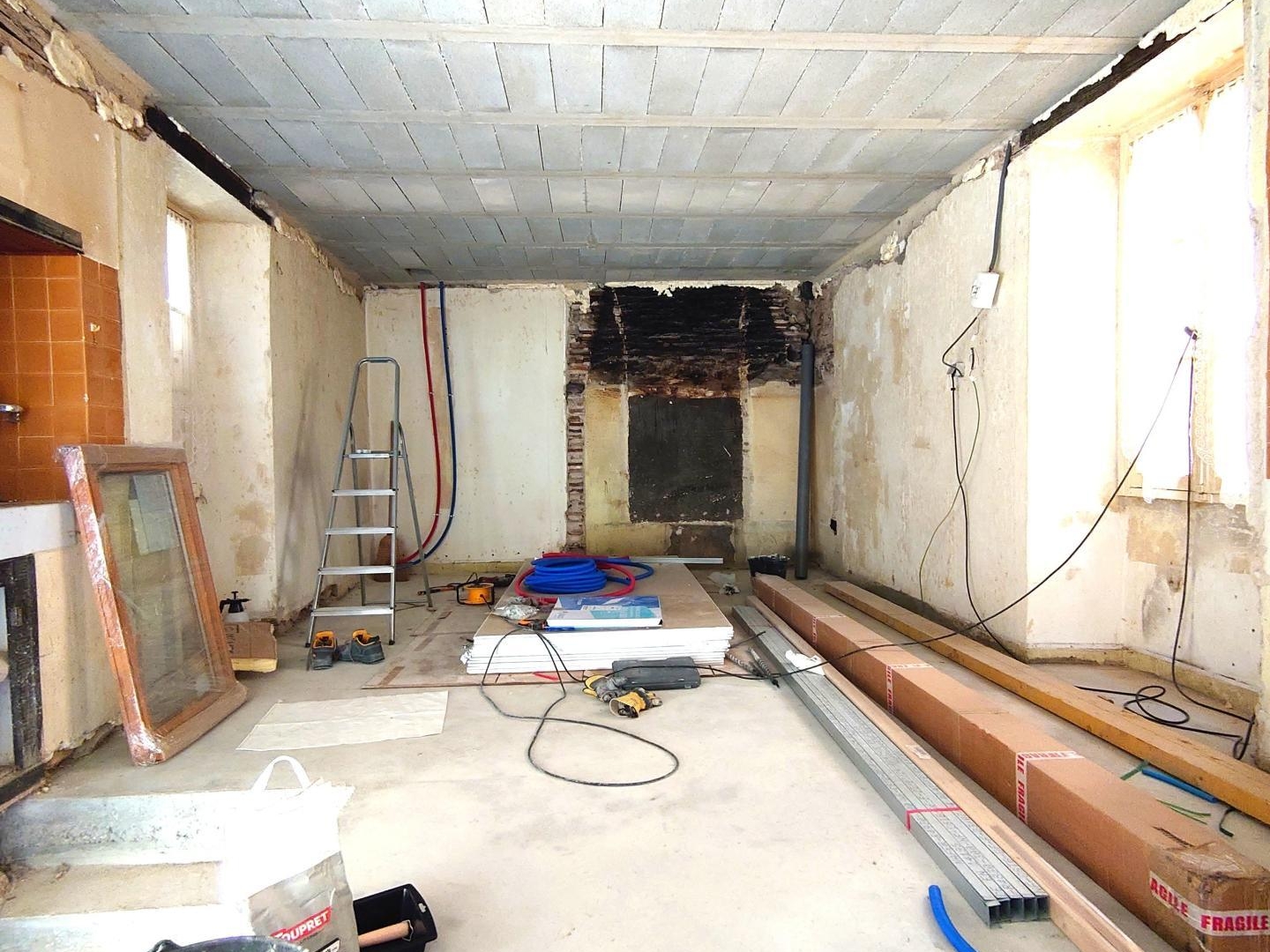 PETITE MAISON DE BOURG A TERMINER DE RENOVER