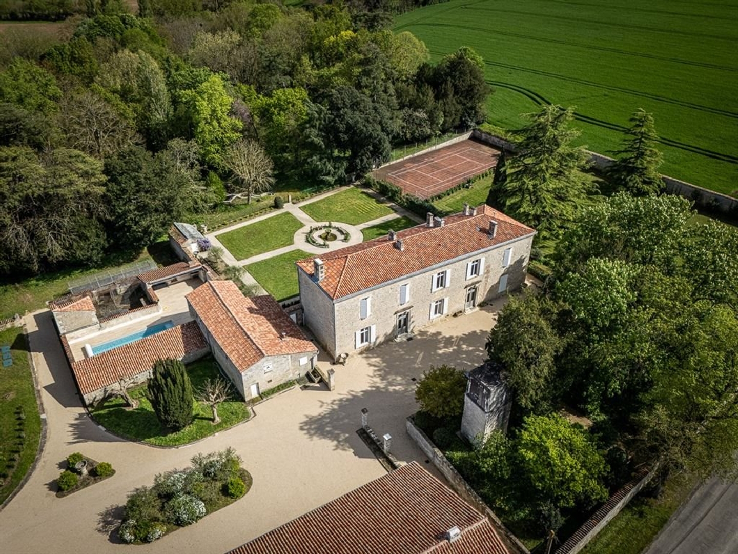 Maison à vendre - 12 pièces - 365m2 - Fontenay-Le-Comte (85200)