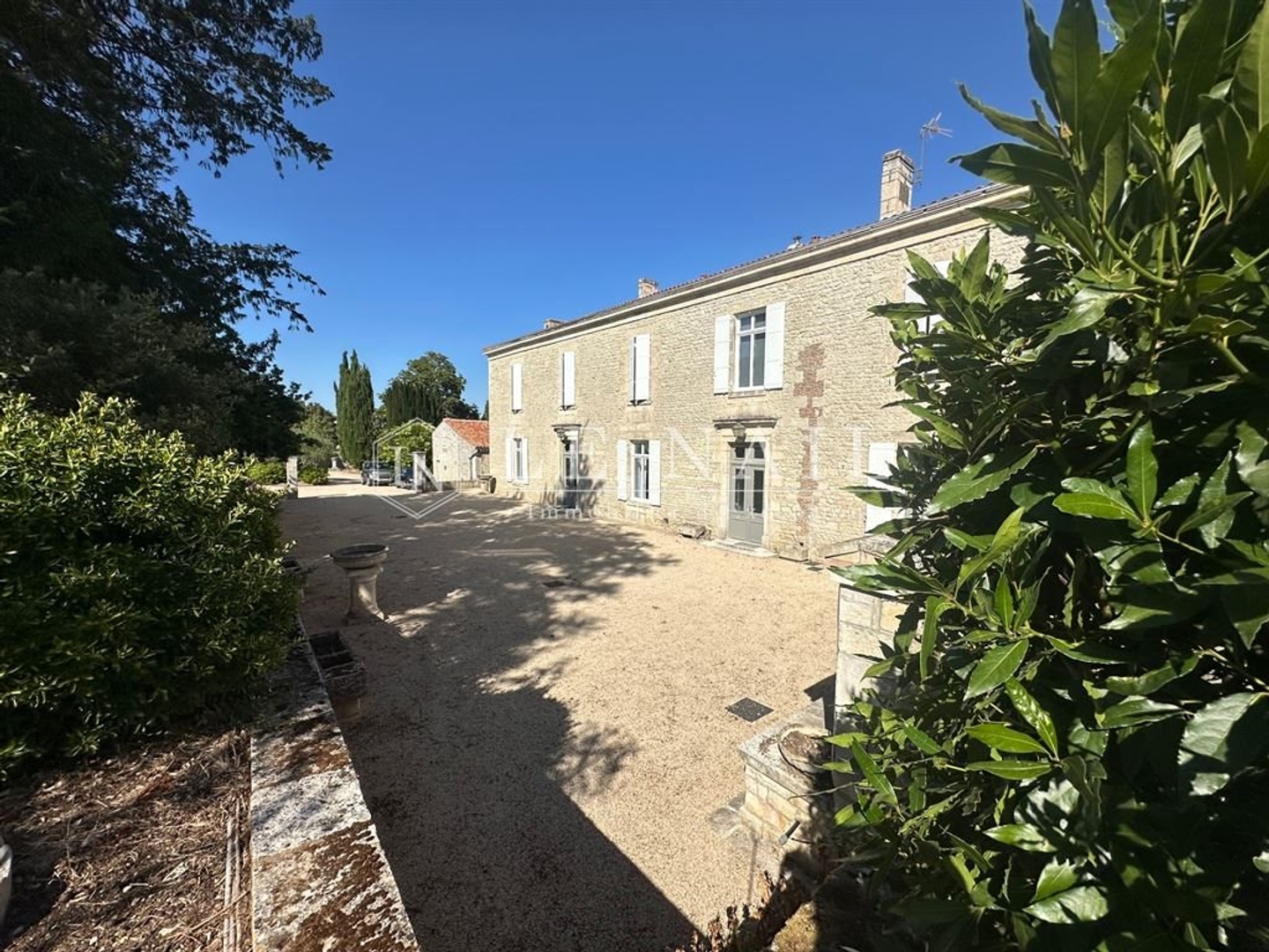 Maison à vendre - 12 pièces - 365m2 - Fontenay-Le-Comte (85200)