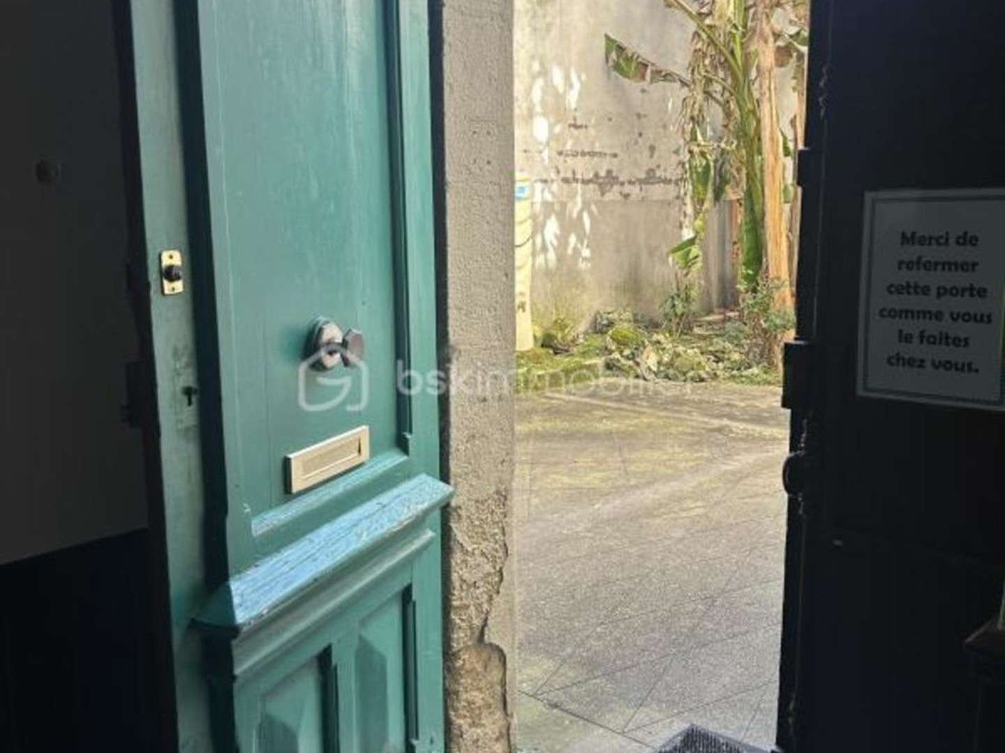 STUDIO HYPERCENTRE - COUR EN COPRO