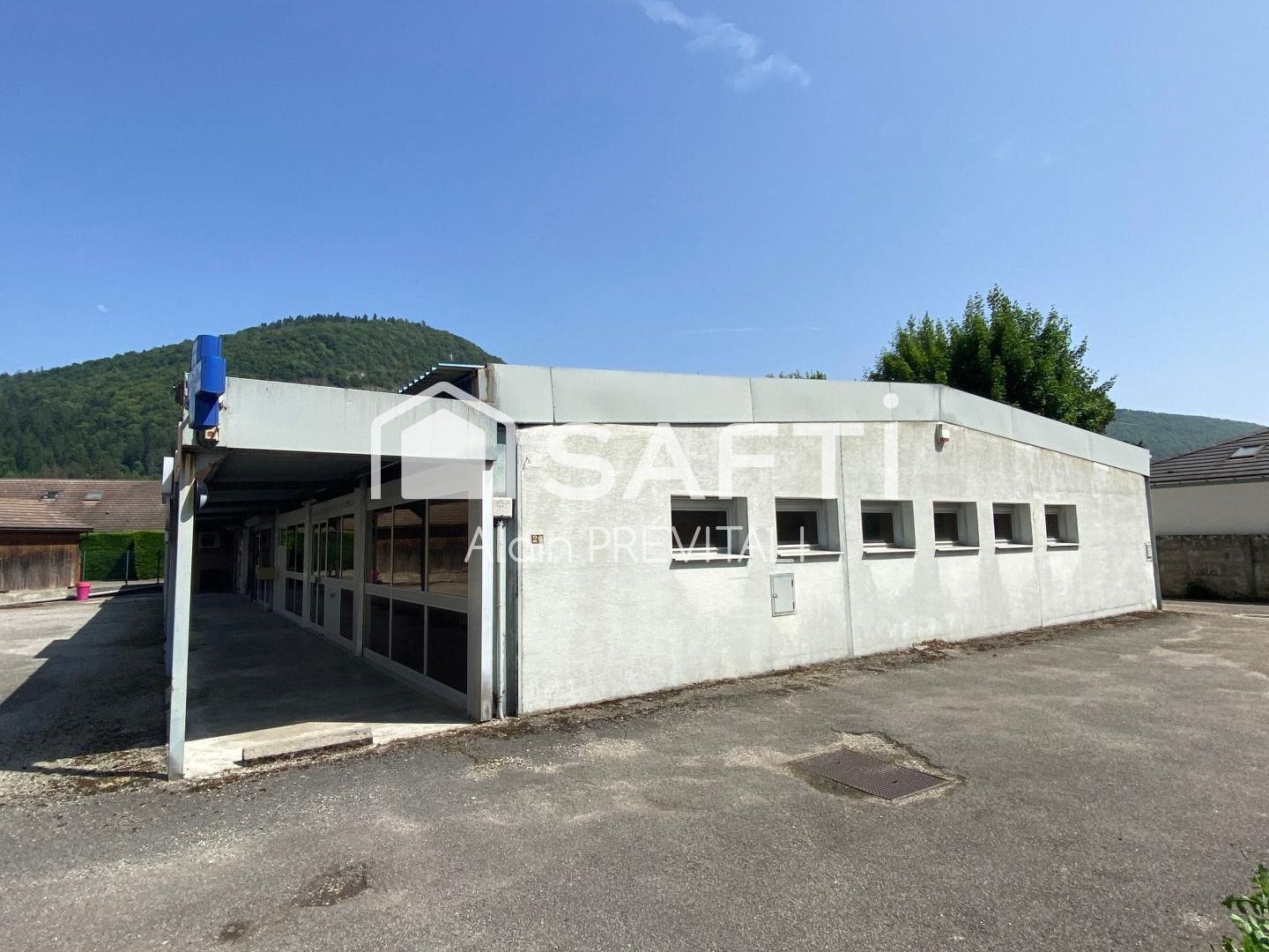 Locaux à vendre - 9 pièces - 232m2 - Montréal-La-Cluse (01460)