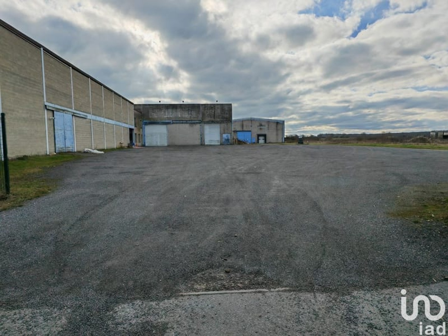 Immeuble commercial 2220 m²