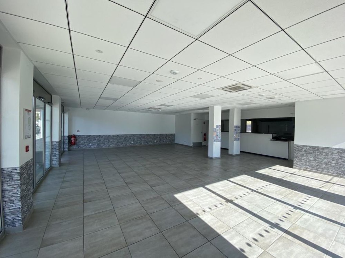 LES AVENIERES - LOCAL COMMERCIAL
