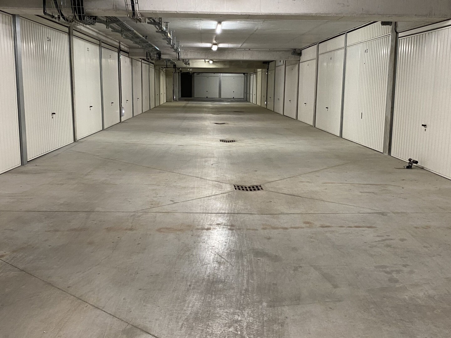 À Vendre Box de Stationnement Sécurisé à Saint-Cyr-sur-Mer Proche Centre-Ville